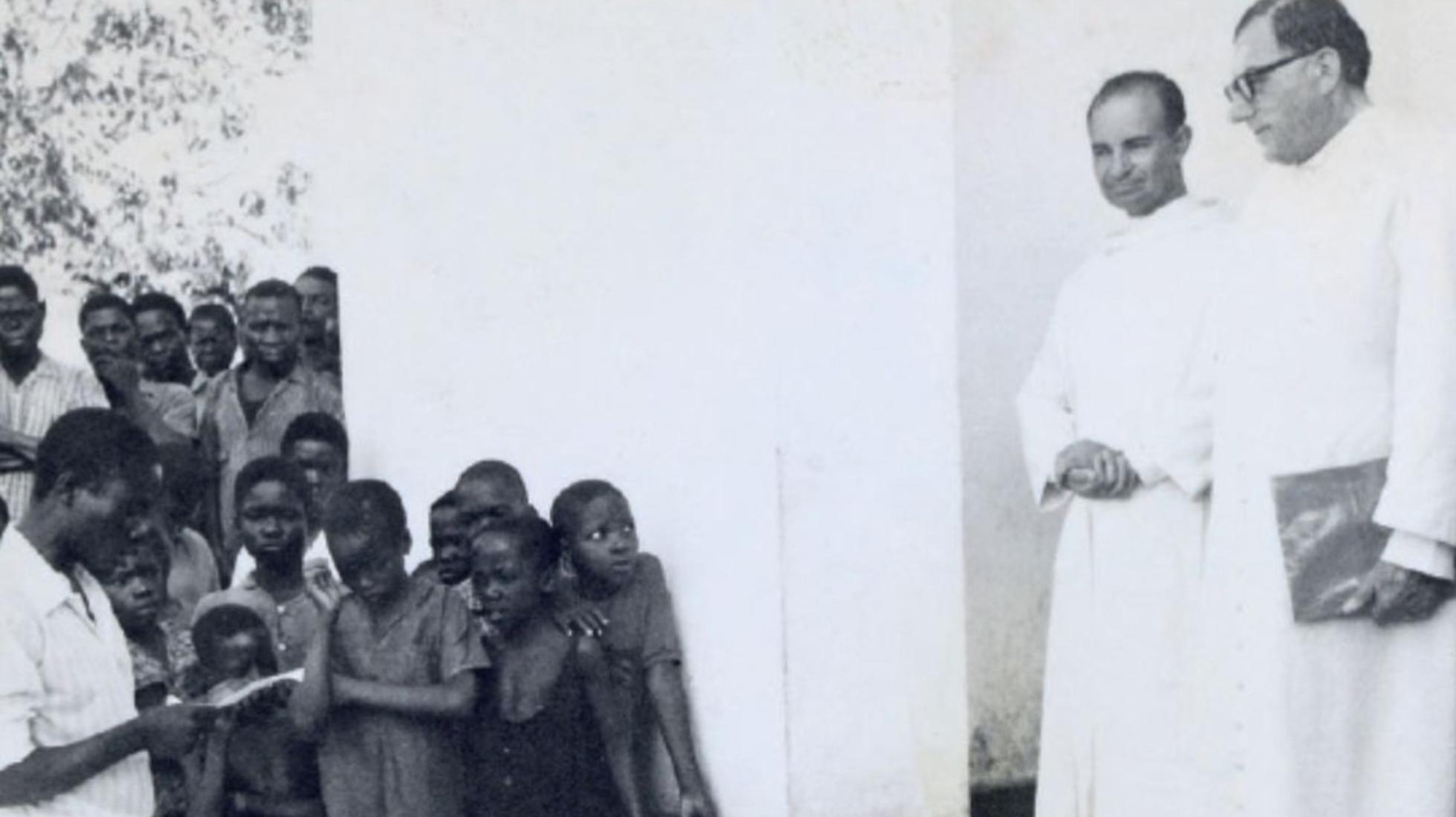 Visita pastoral à Gafaria do Alto Molócuè da Missão de S. João de Deus. Moçambique, 1972.